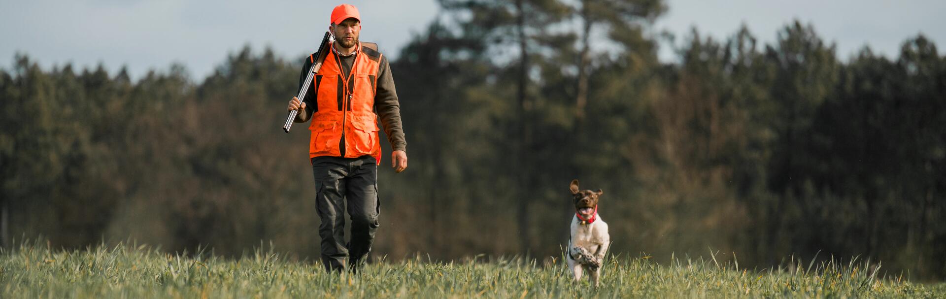 Un chasseur et son chien à l'Ouverture dans un champ