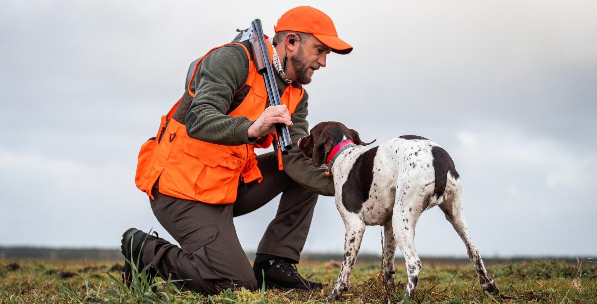 Un chasseur au petit gibier avec des bouchons électroniques actifs dans les oreilles