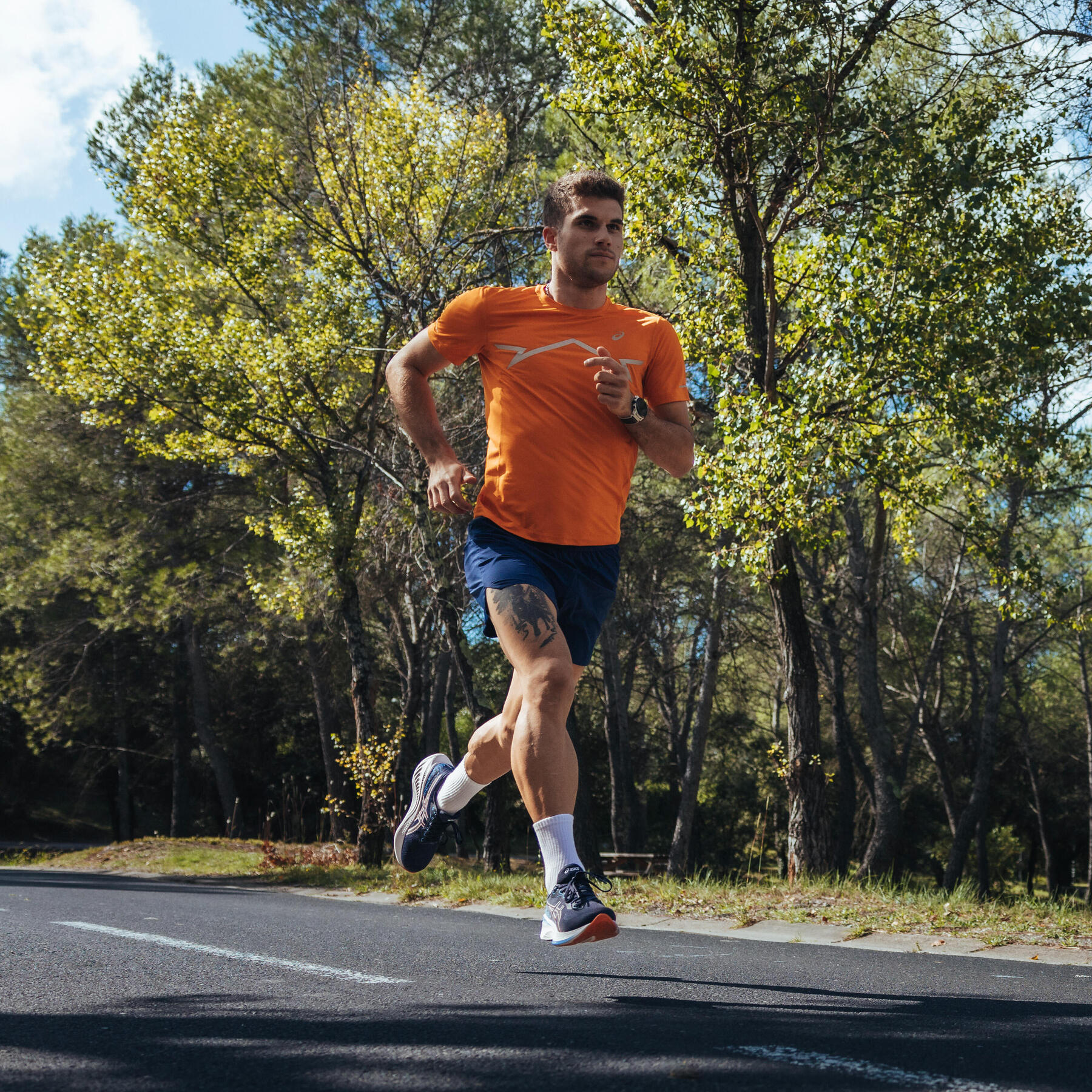 Coureuse en pleine epreuve de course a pied