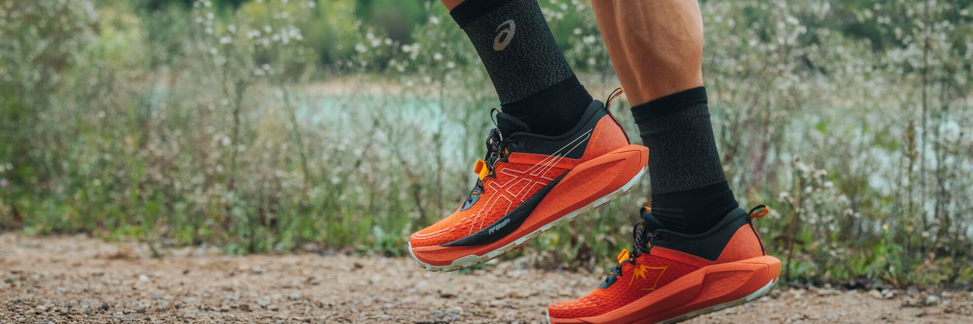 Biegacz w skarpetkach i w adidasach asics