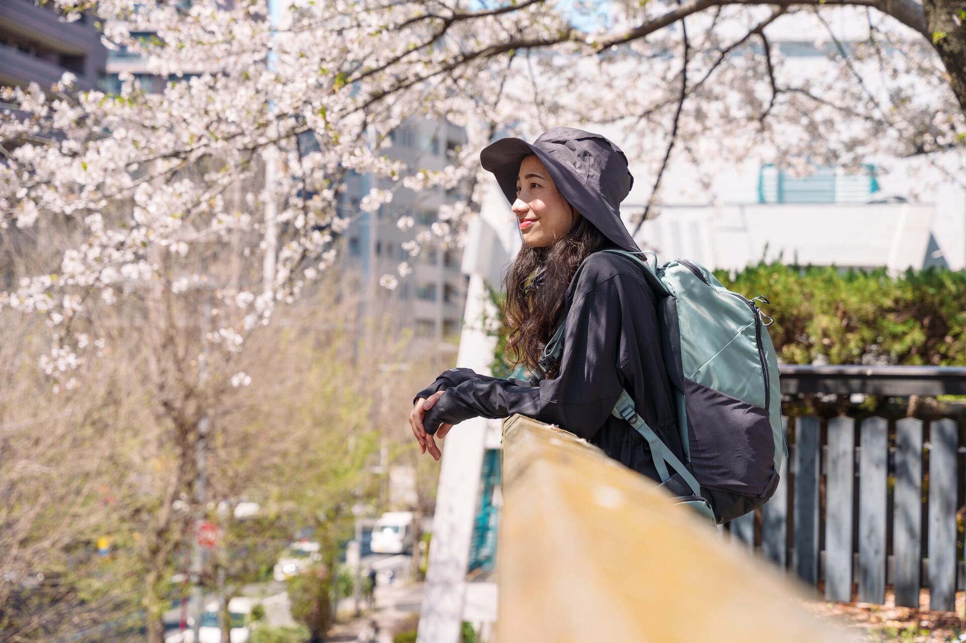 Vrouw met een rugzak om en die gekleed is als een backpacker 