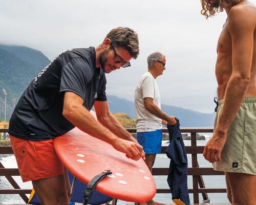 ¿Cómo mantener correctamente tu equipo de surf?