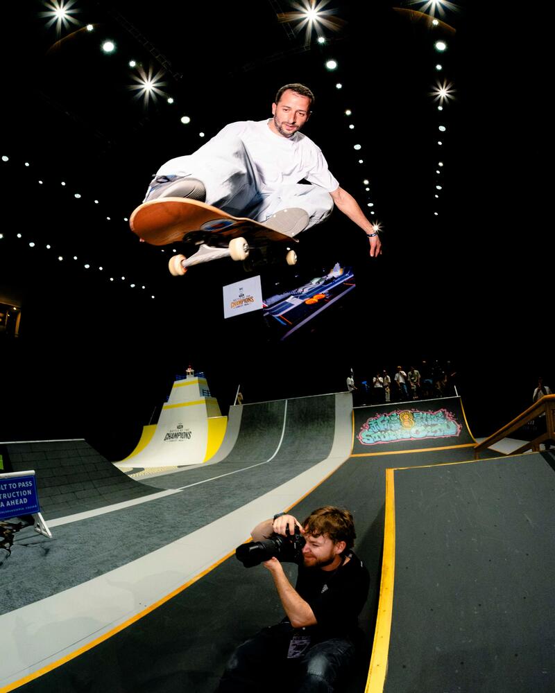 Eine Person macht einen Sprung mit einem Skateboard