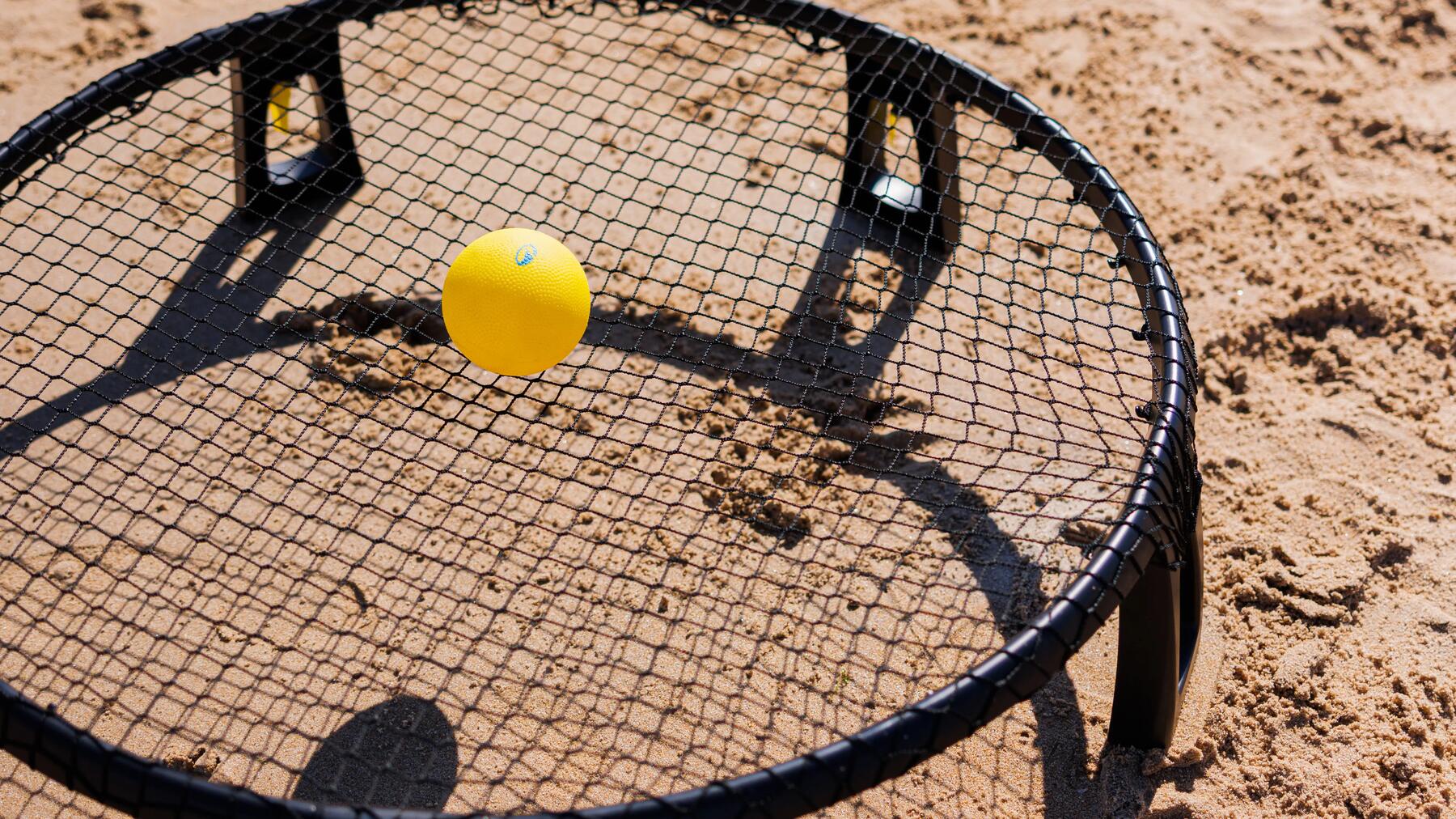 Piłka do roundnet leżąca na trampolinie