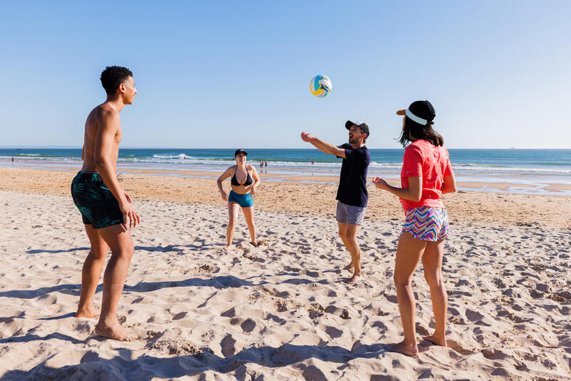 Jak się ubrać na plażę? Stylizacje do stroju kąpielowego