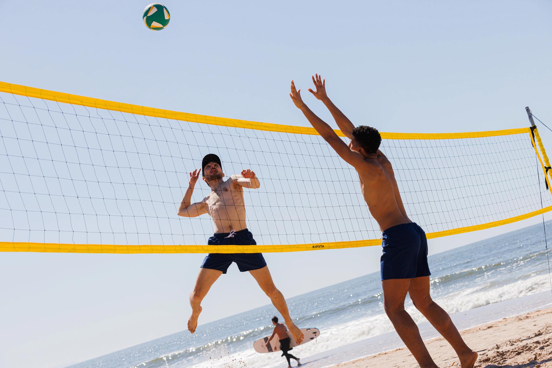 Mensen lekker aan het beachvolleyballen
