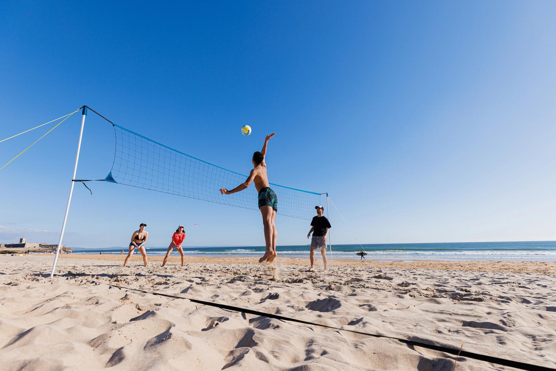 Mensen lekker aan het beachvolleyballen