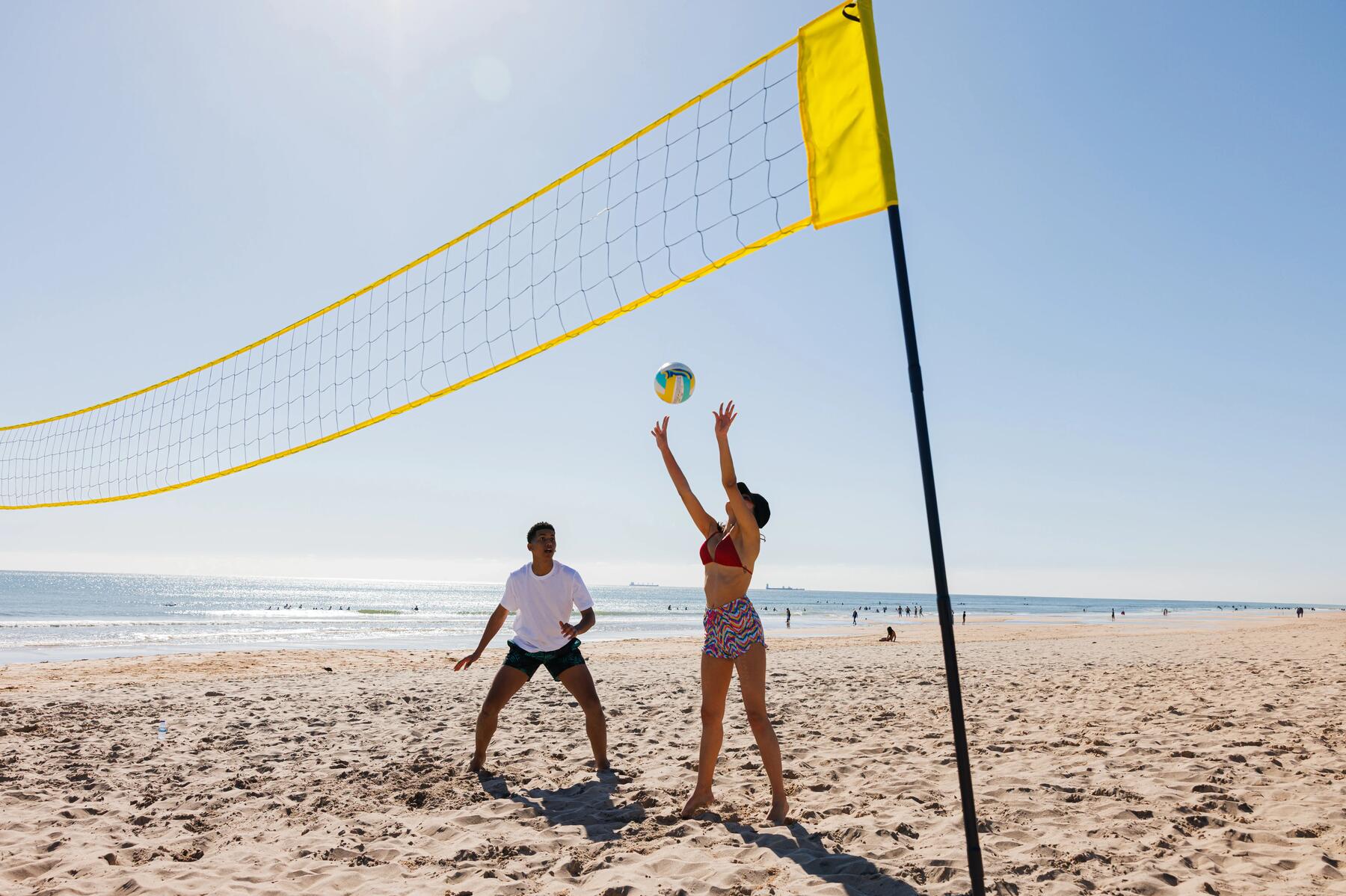 Ein Beachvolleyballnetz steht am Strand