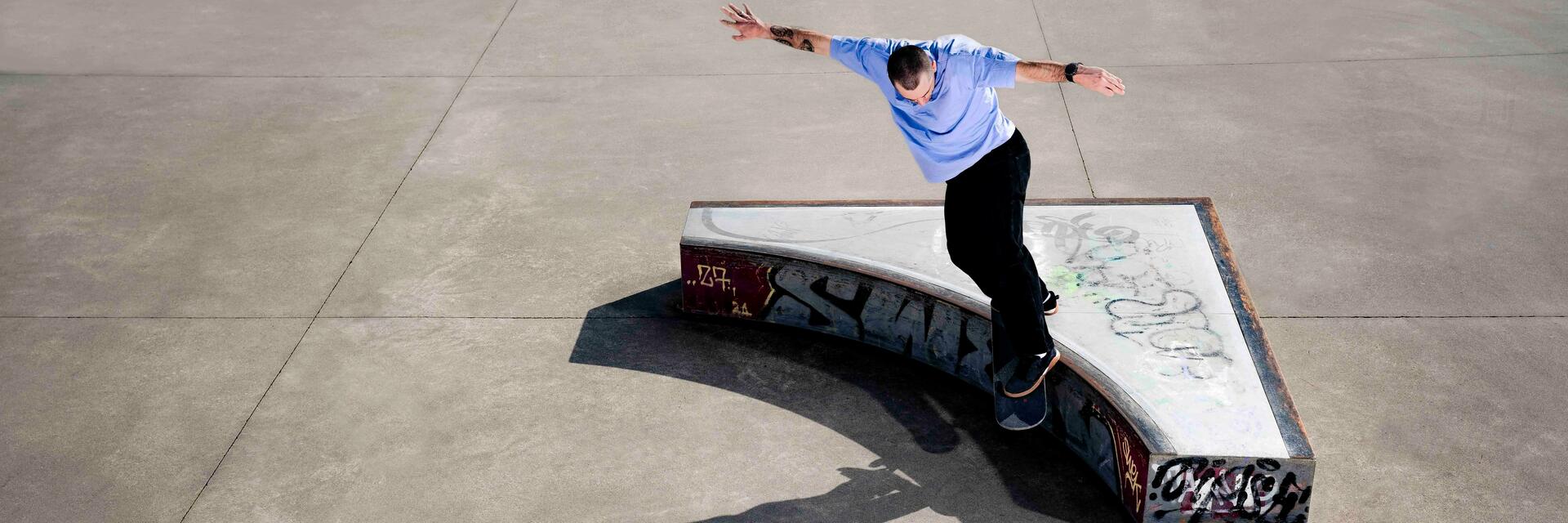 Mężczyzna jeżdżący na deskorolce po skateparku