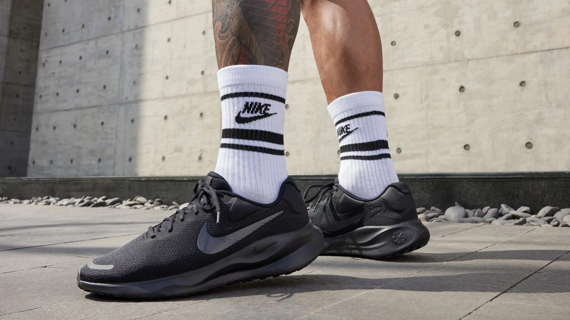 Mężczyzna w butach i w skarpetkach nike