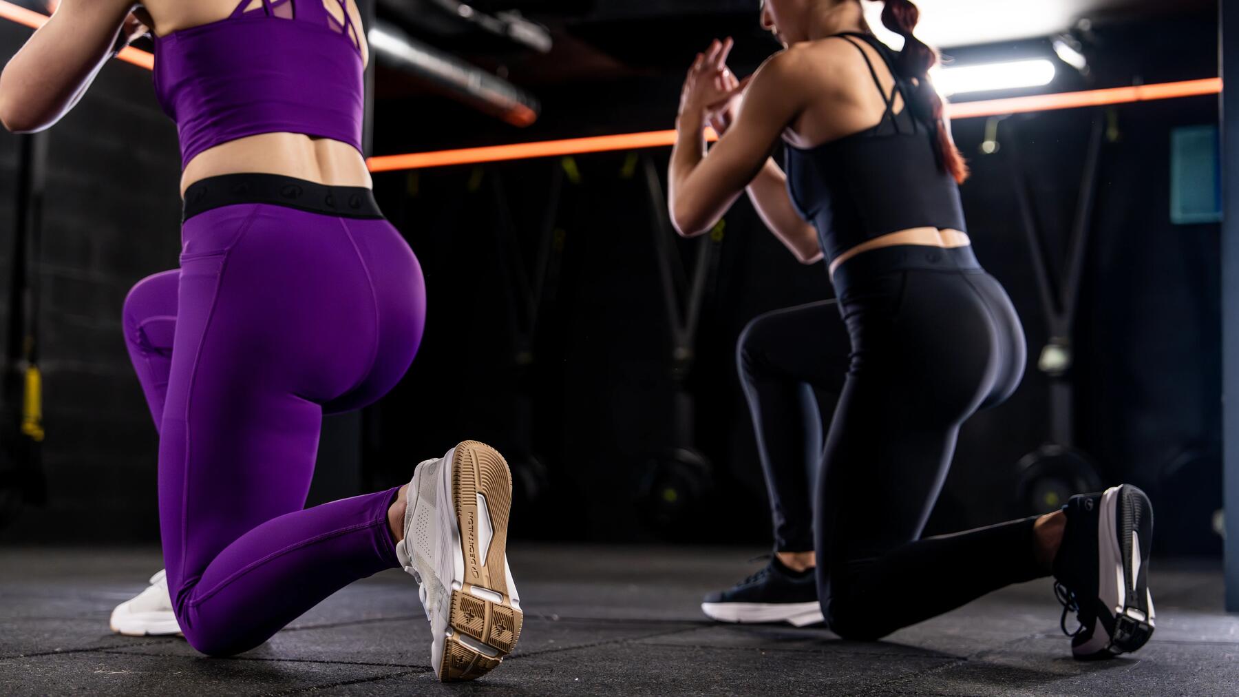 mujeres haciendo zancada trasera