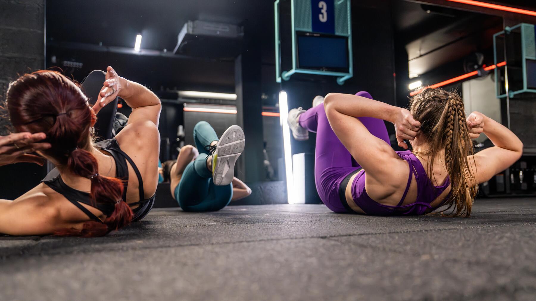 Vrouwen die aan het trainen zijn voor de Hyrox