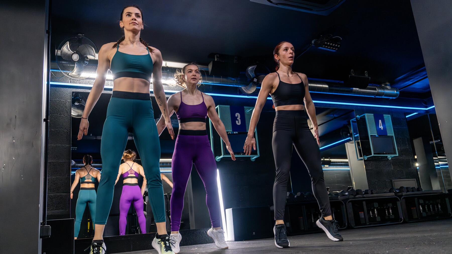 Vrouwen die burpees doen en aan het trainen zijn voor de Hyrox