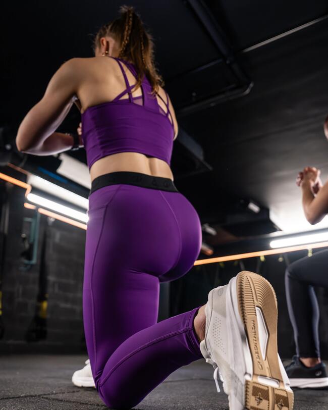 chica con conjunto deportivo ejercitandose 