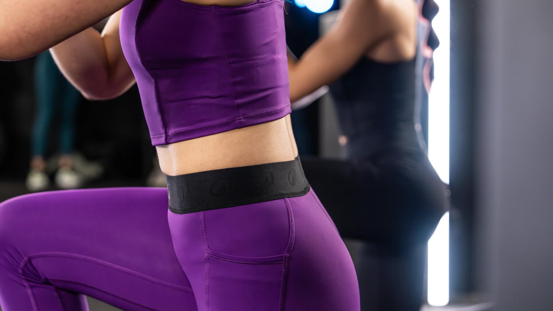 un homme qui pousse son poids sur des barres latérales