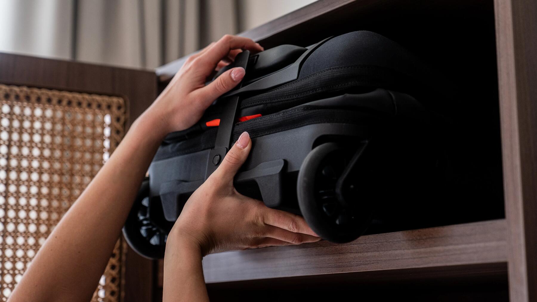 Ein Handgepäck wird im Schrank verstaut