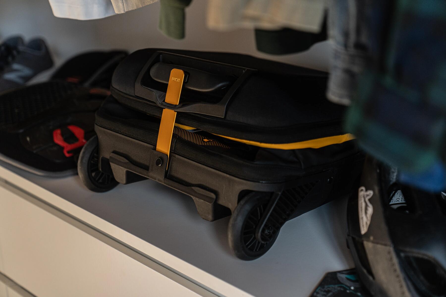 Ein Handgepäck liegt im Schrank