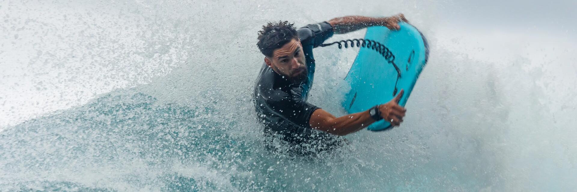 Ein Mann surft mit einem Bodyboard