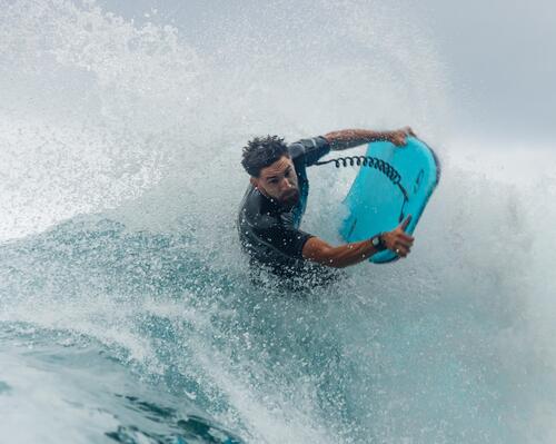 Ein Mann surft mit einem Bodyboard