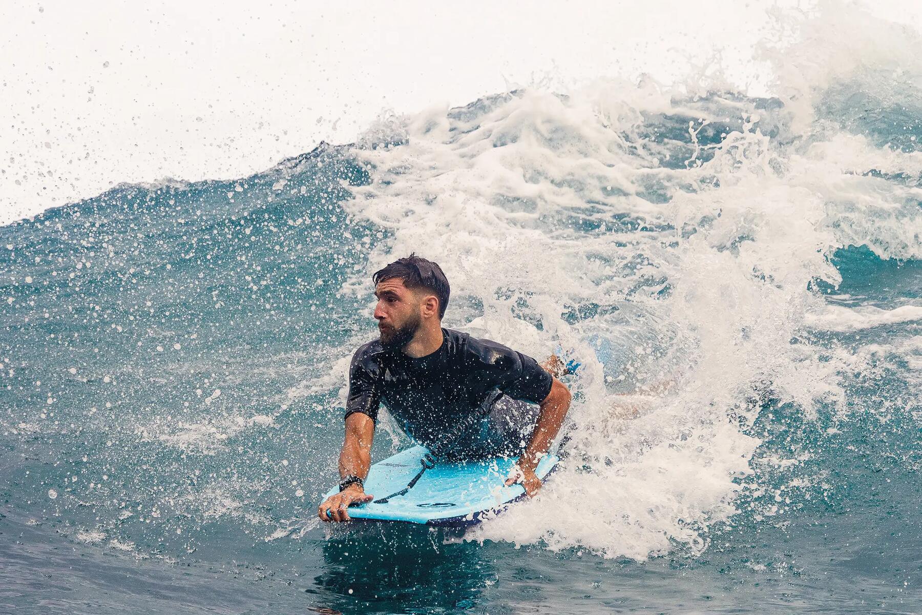 Ein Mann erwischt eine Welle mit dem Bodyboard