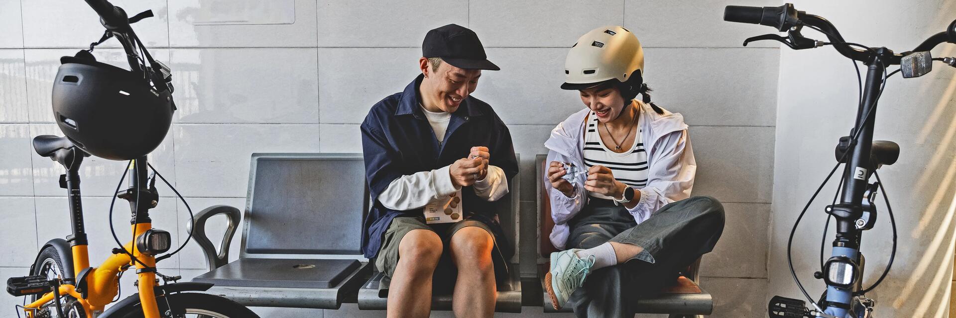 Zwei Personen reparieren ihr Fahrrad unterwegs