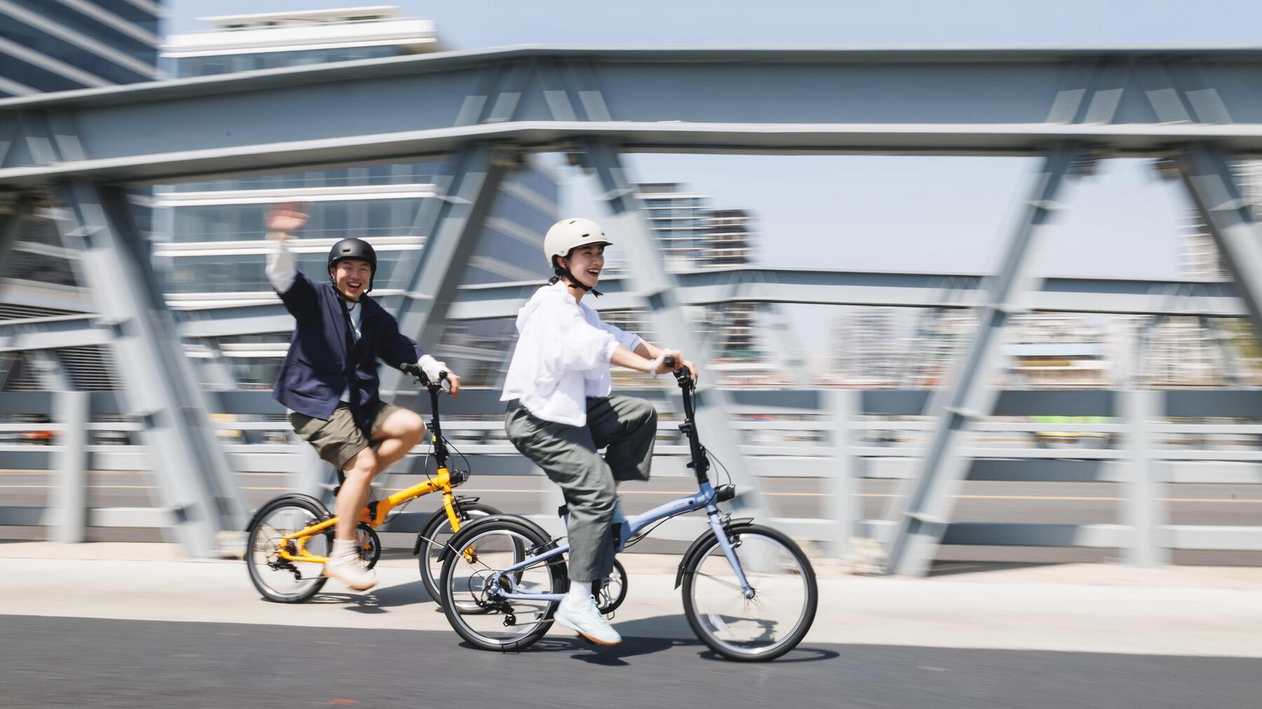 Zwei Personen sind mit den Fahrrädern ist der Stadt unterwegs