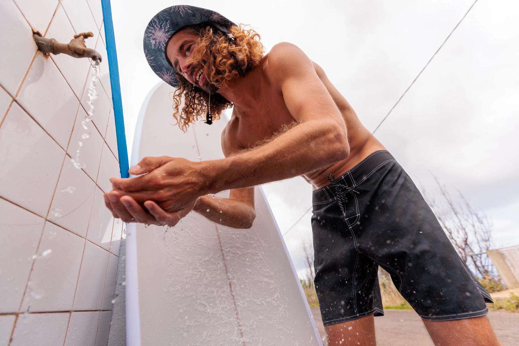 CUM SĂ ALEGI UN ȘORT DE SURF PENTRU BĂRBAȚI