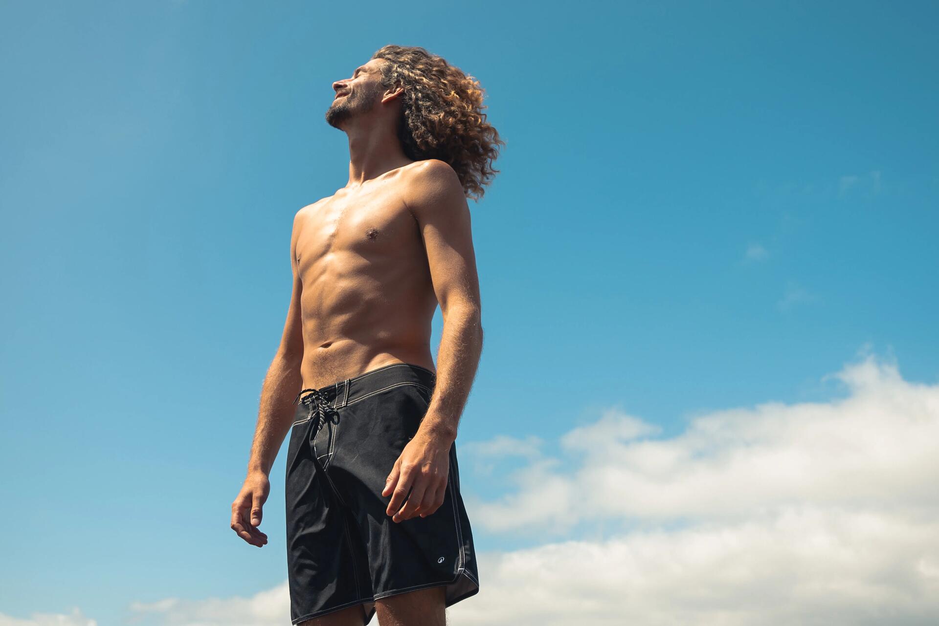 CUM SĂ ALEGI UN ȘORT DE SURF PENTRU BĂRBAȚI