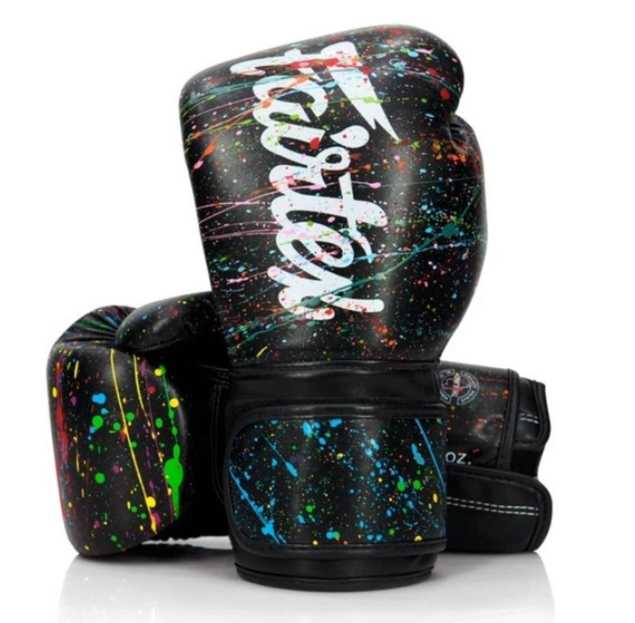 Schwarze Fairtex-Boxhandschuhe mit buntem Farbspritzer-Muster und weißem Logo-Schriftzug