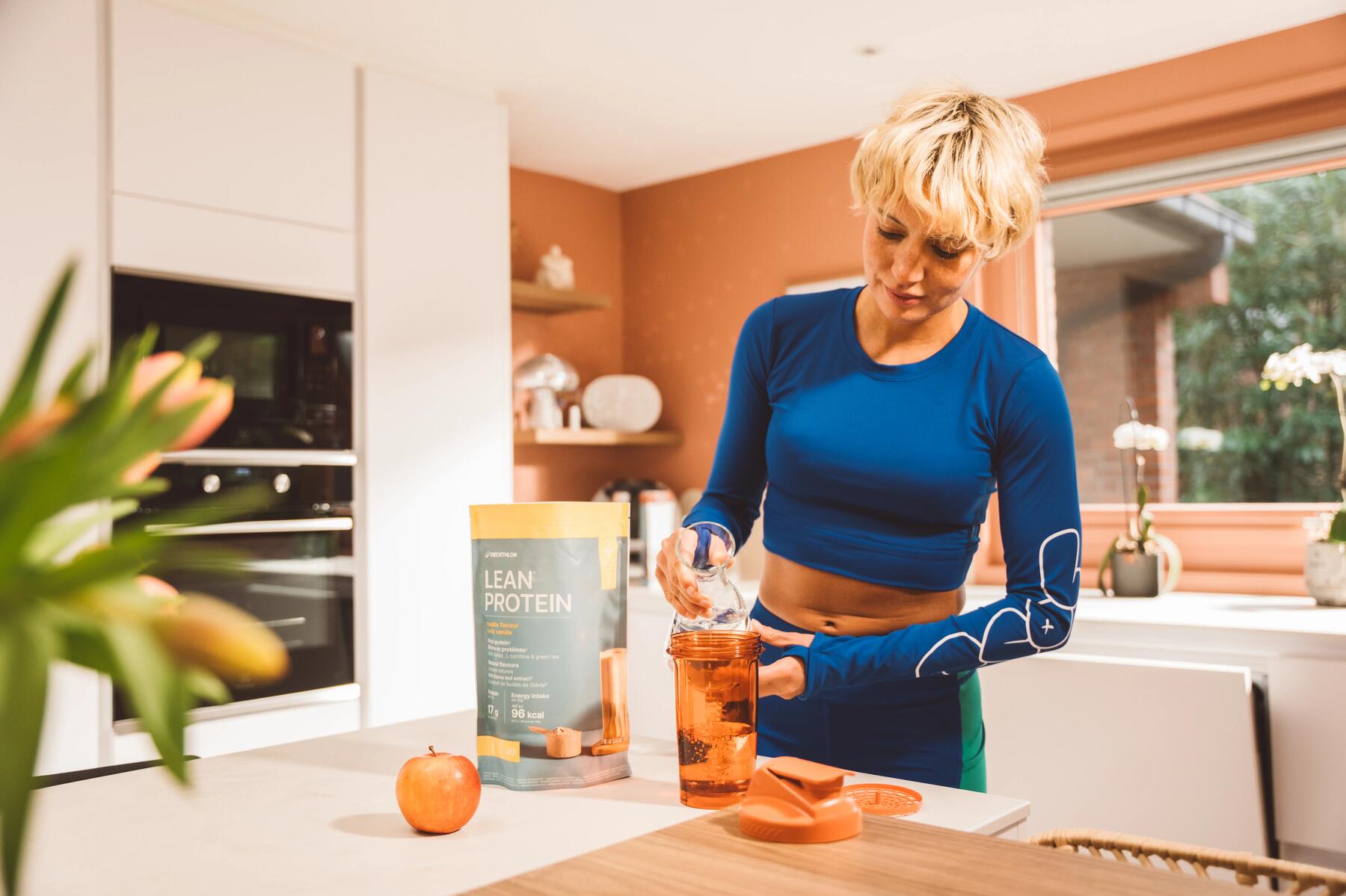 mujer preparando batido proteínas
