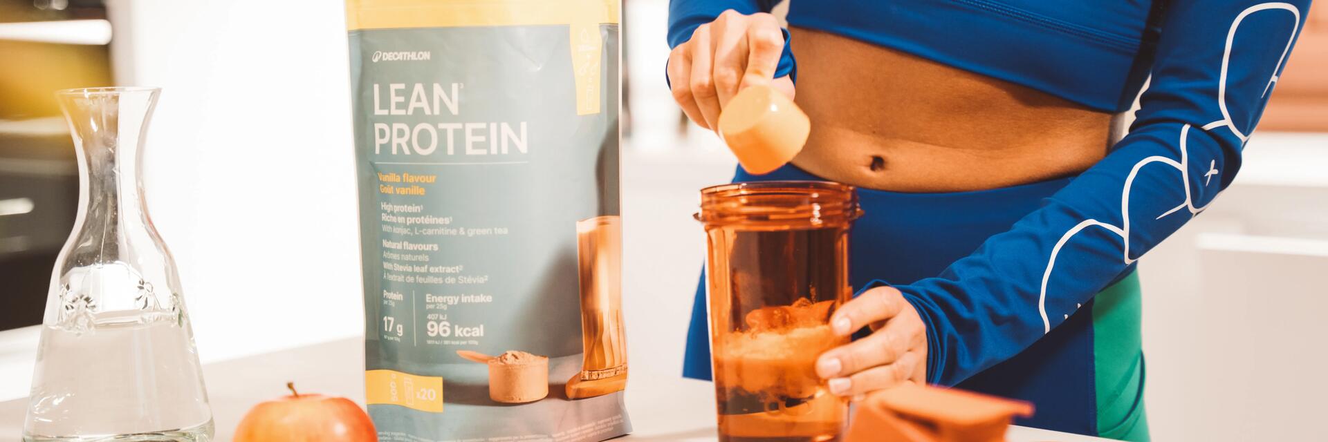 Nahaufnahme von Händen beim Mischen eines Proteindrinks
