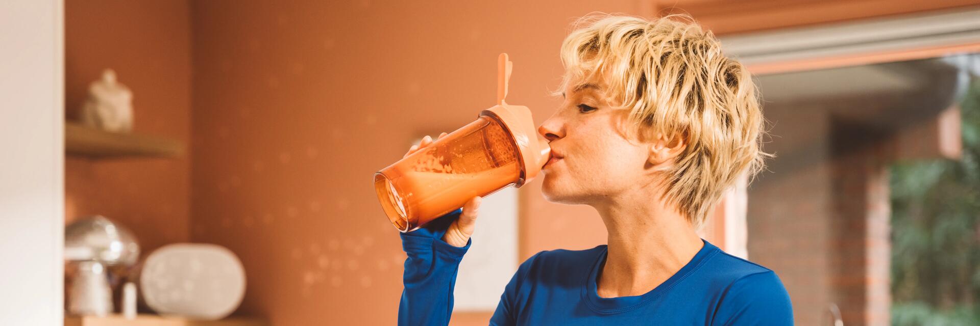 alimentation et sport, personne qui boit un shaker de proteines