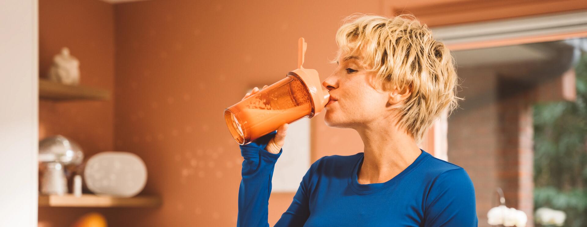 mujer tomando caseína