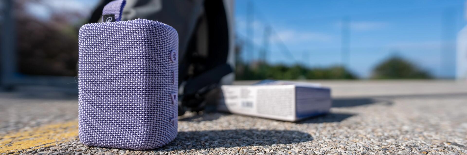 Głośnik bluetooth leżący na ziemi