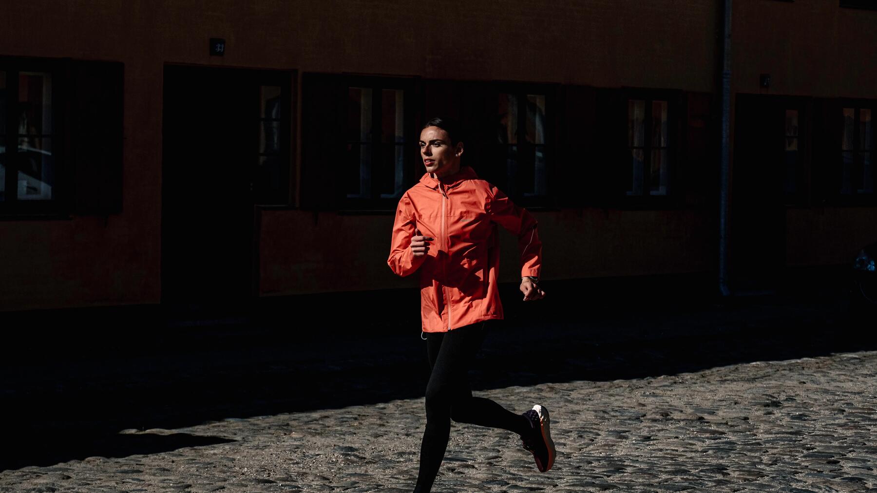 Vrouw lekker aan het trailrunnen
