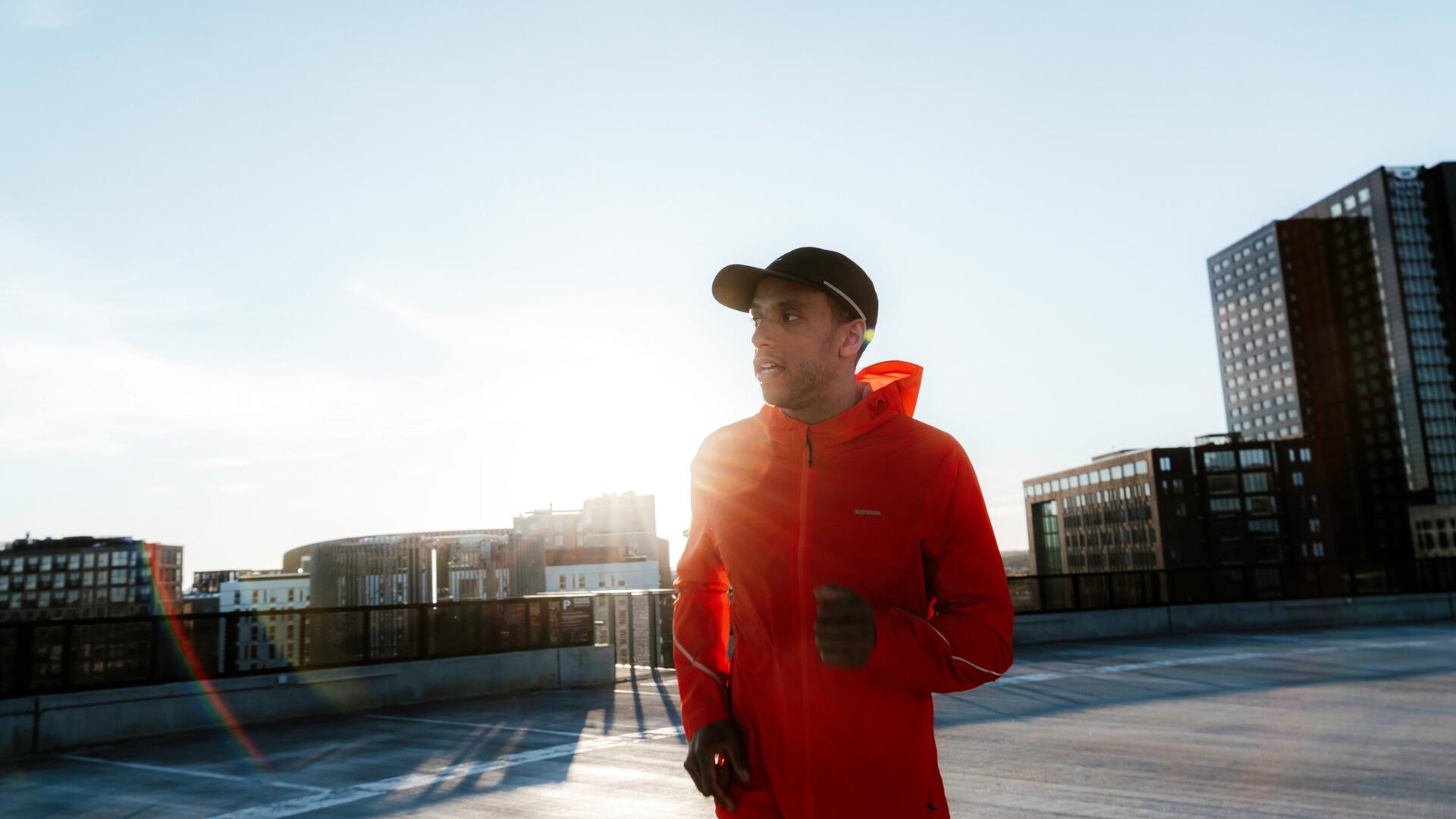 Femme qui court sur la route