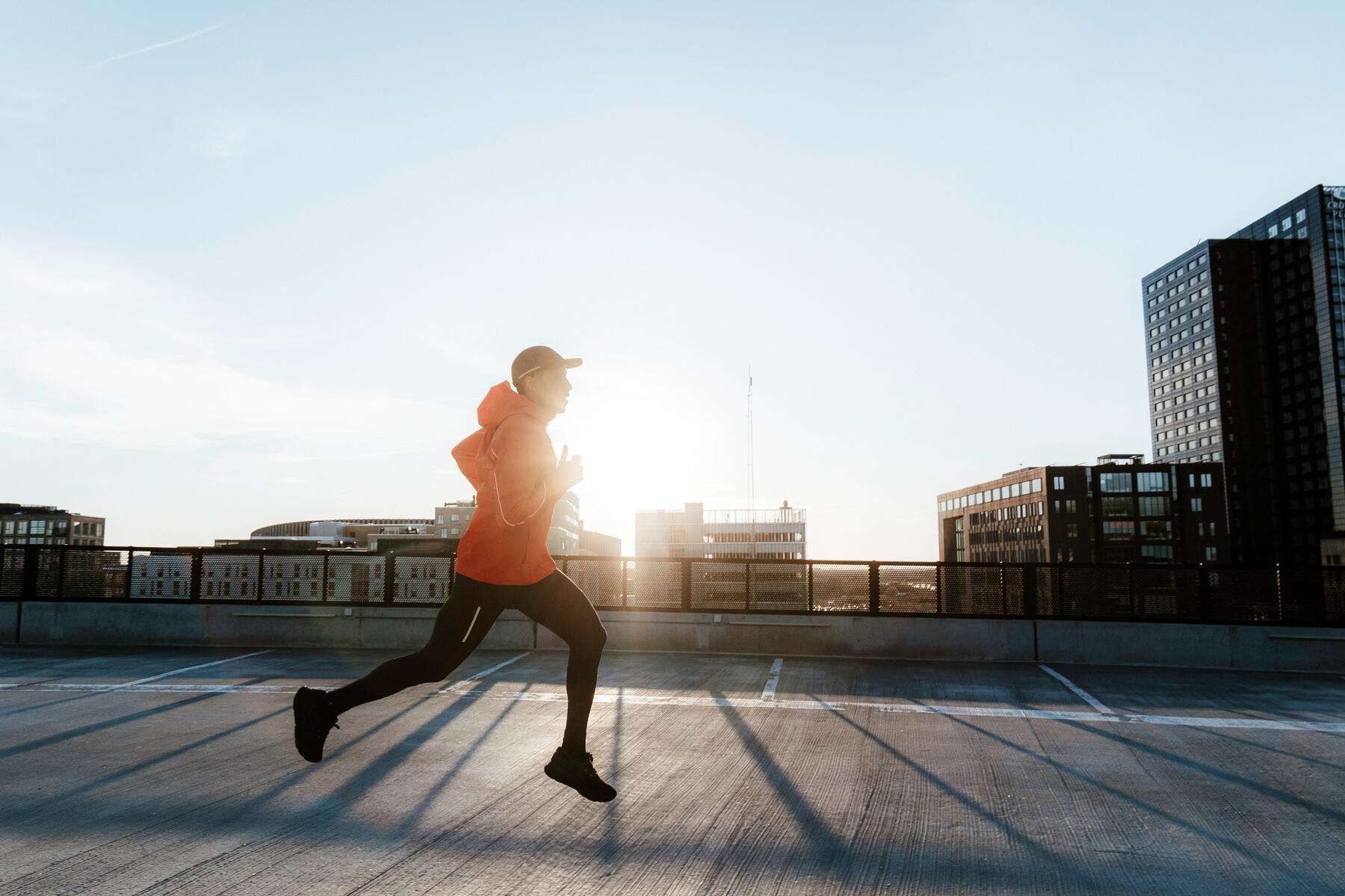 Man aan het hardlopen in het zonnetje