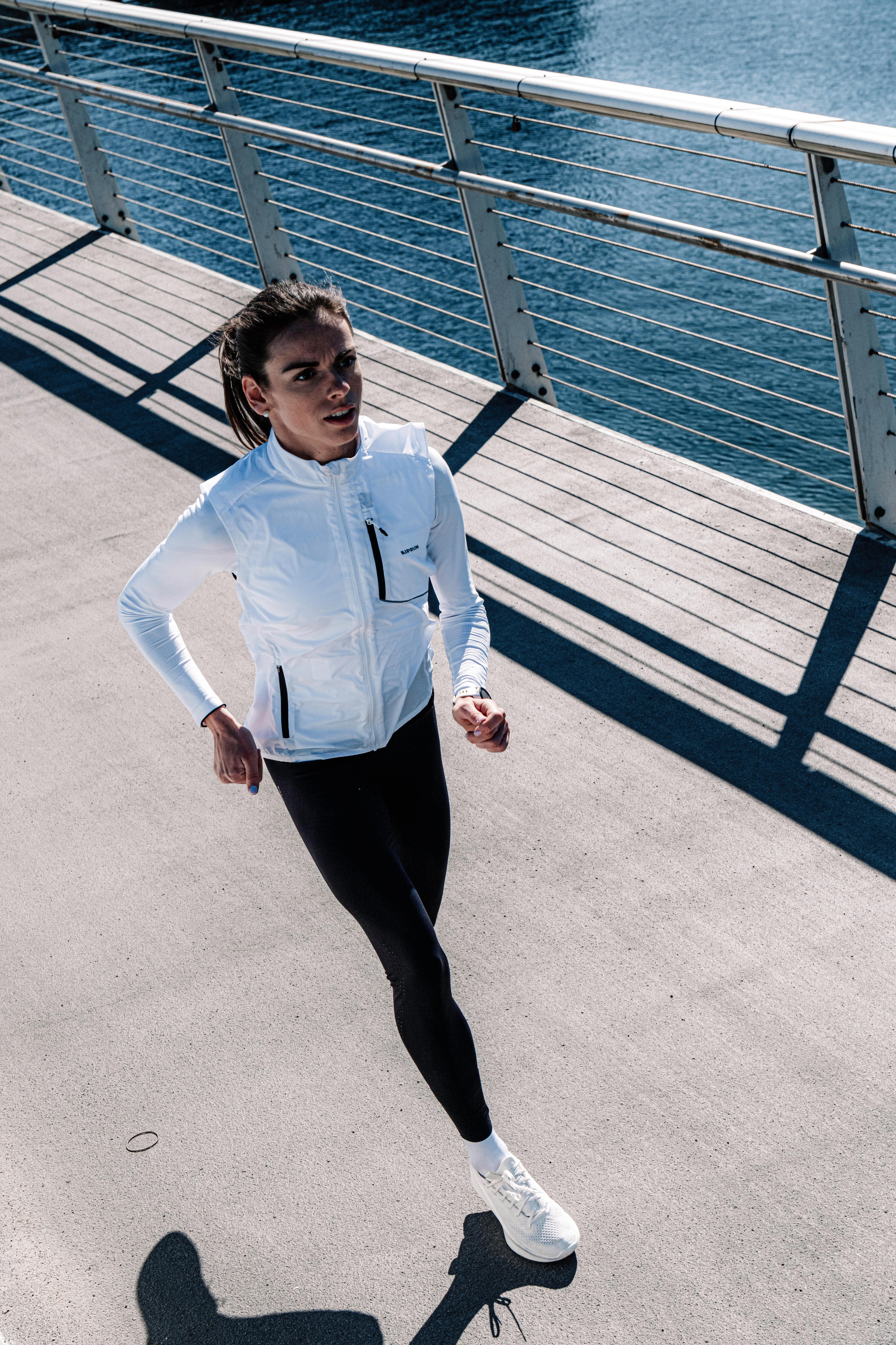 Winddichte, ärmellose Laufjacke für Damen, Kiprun Run wind 500 Weiss 8/10
