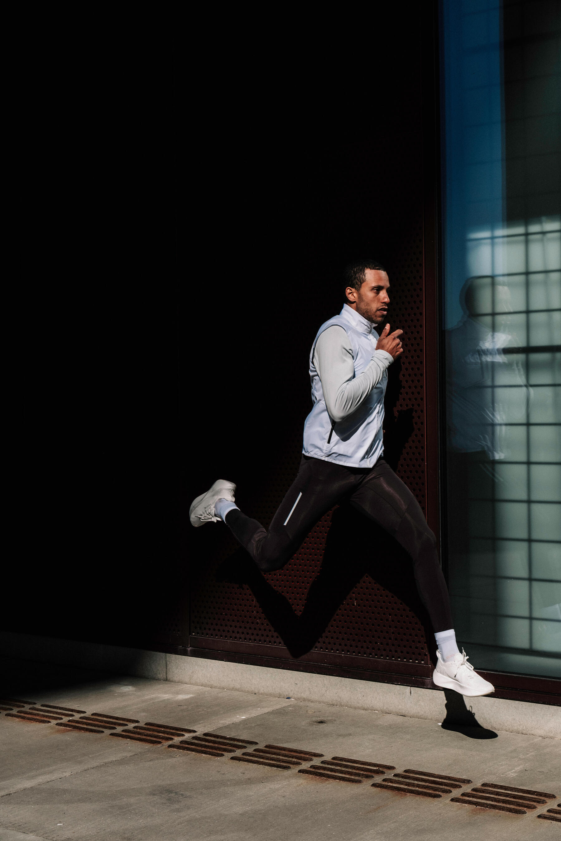 Mann erkennt die Vorteile beim Joggen im Schnee