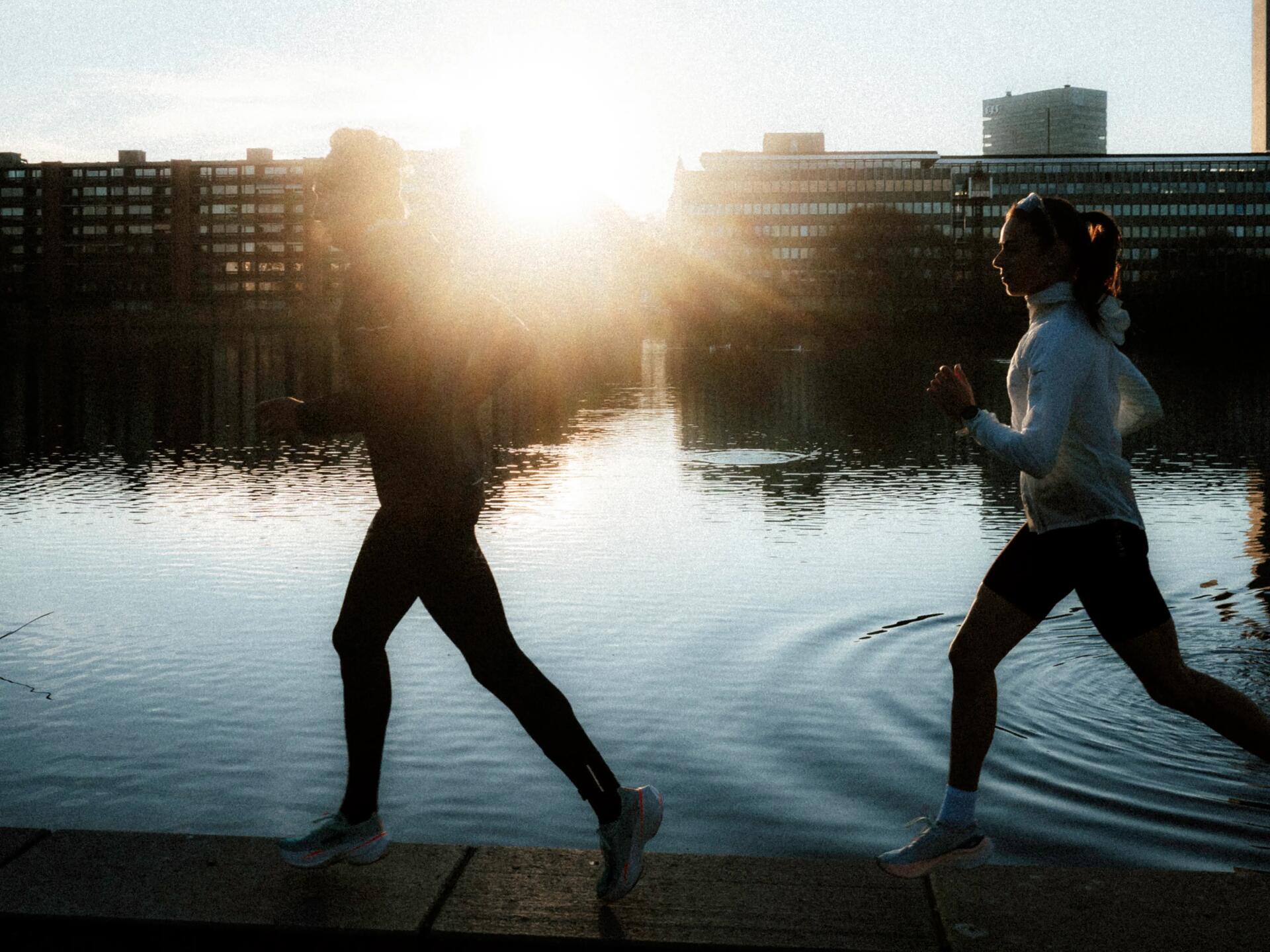 Man en vrouw aan het trailrunnen