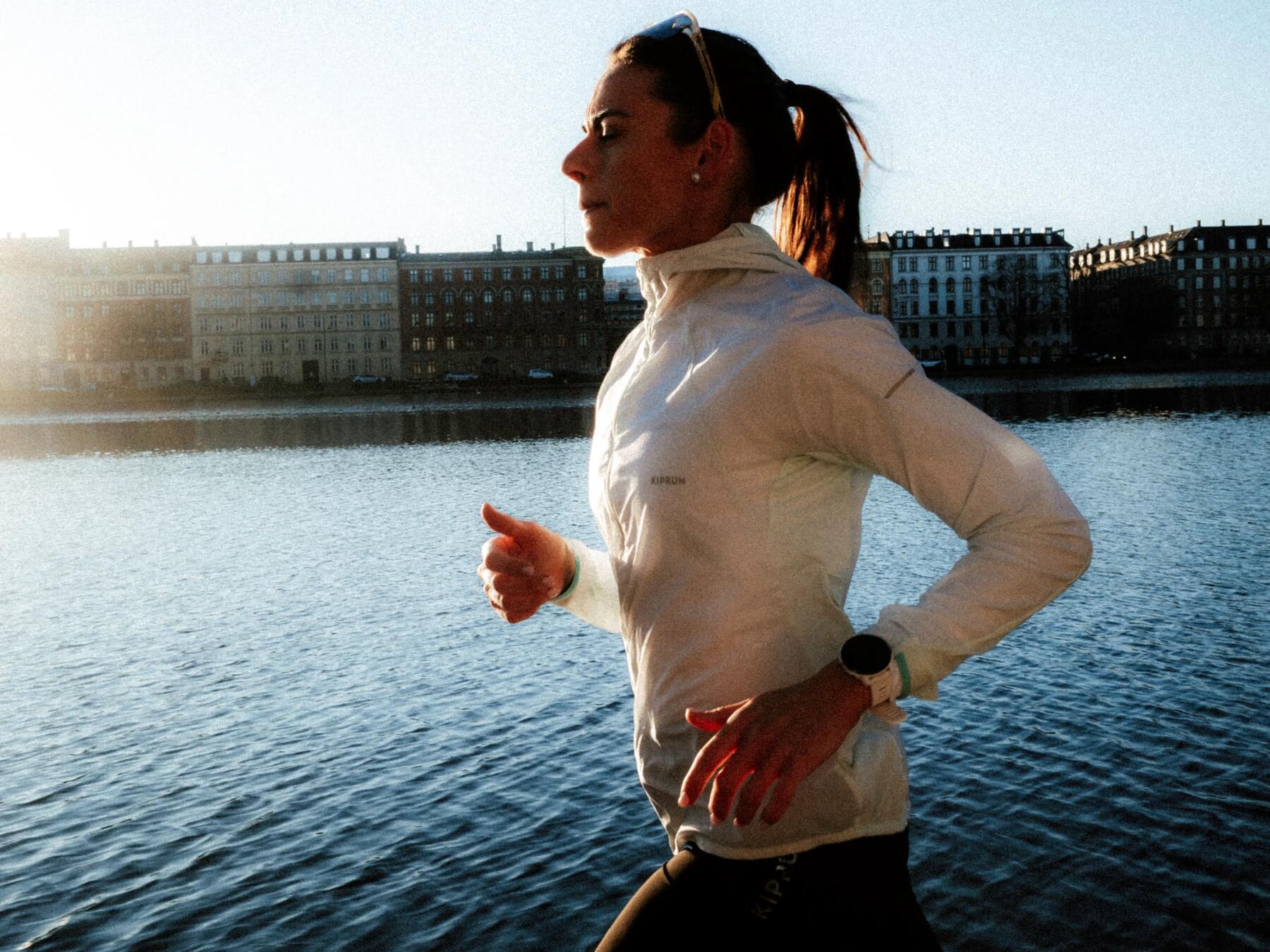 Vrouw lekker aan het hardlopen langs het water