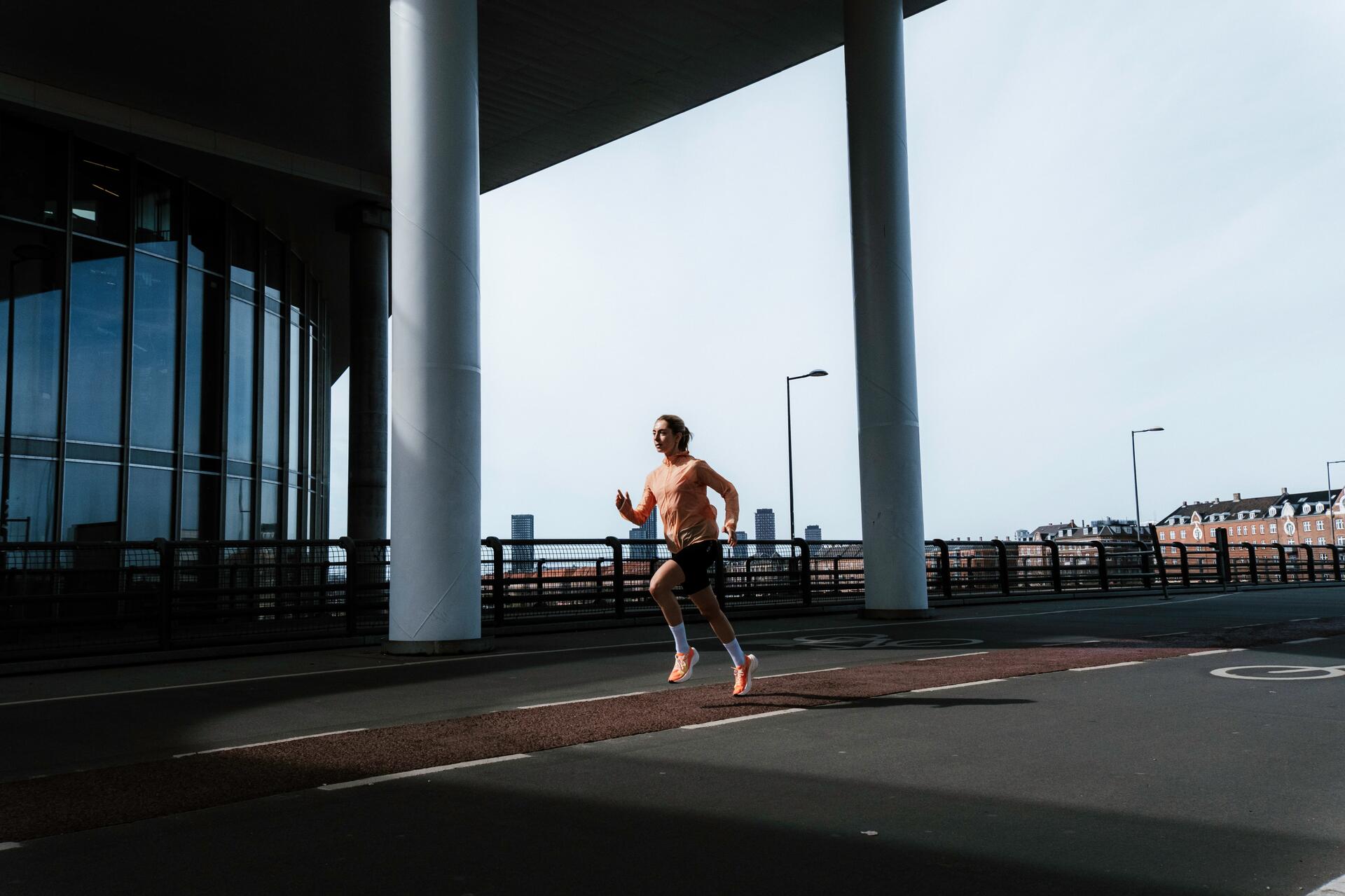 Vrouw aan het hardlopen over de weg