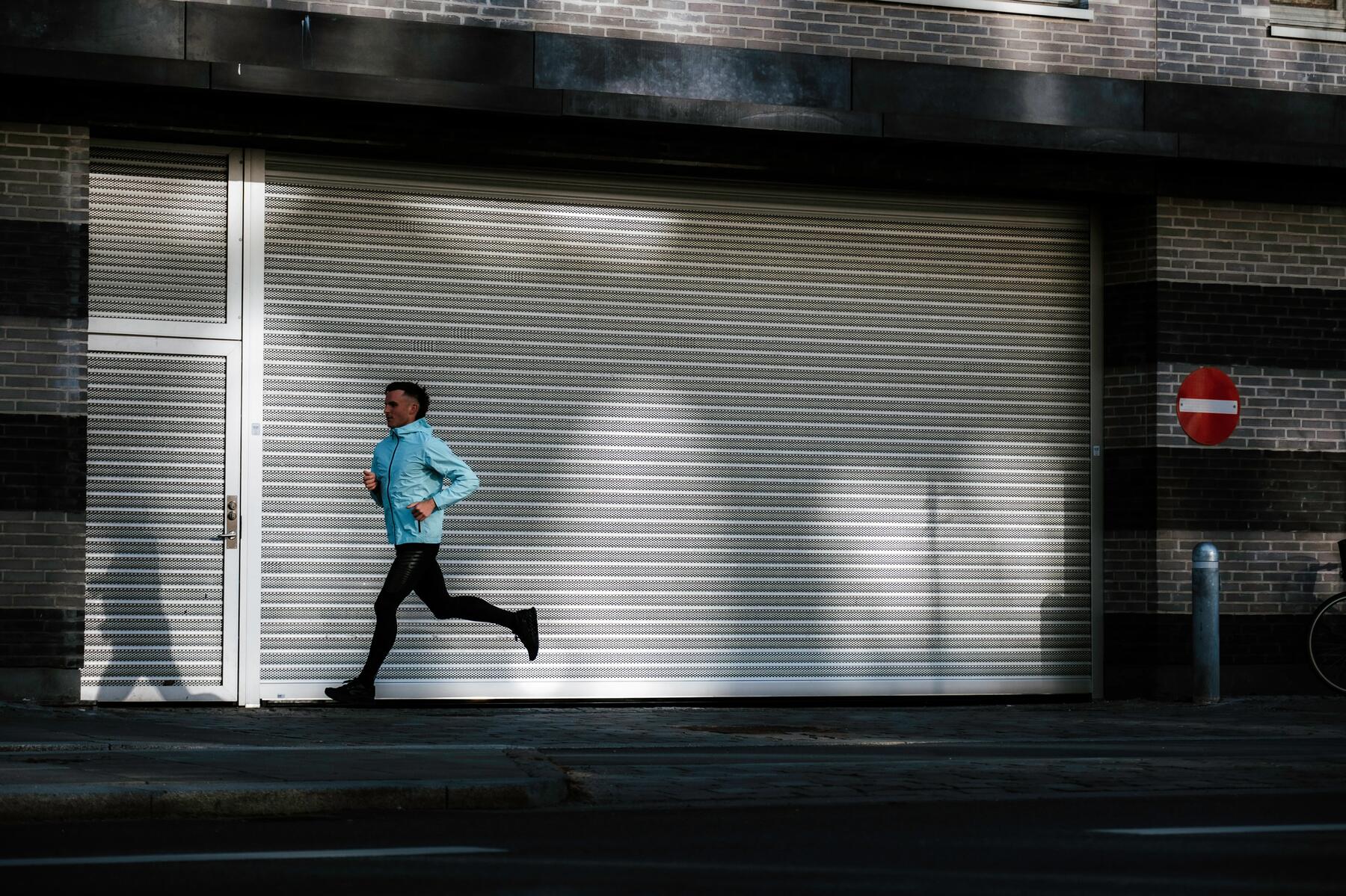 Man aan het hardlopen over de weg