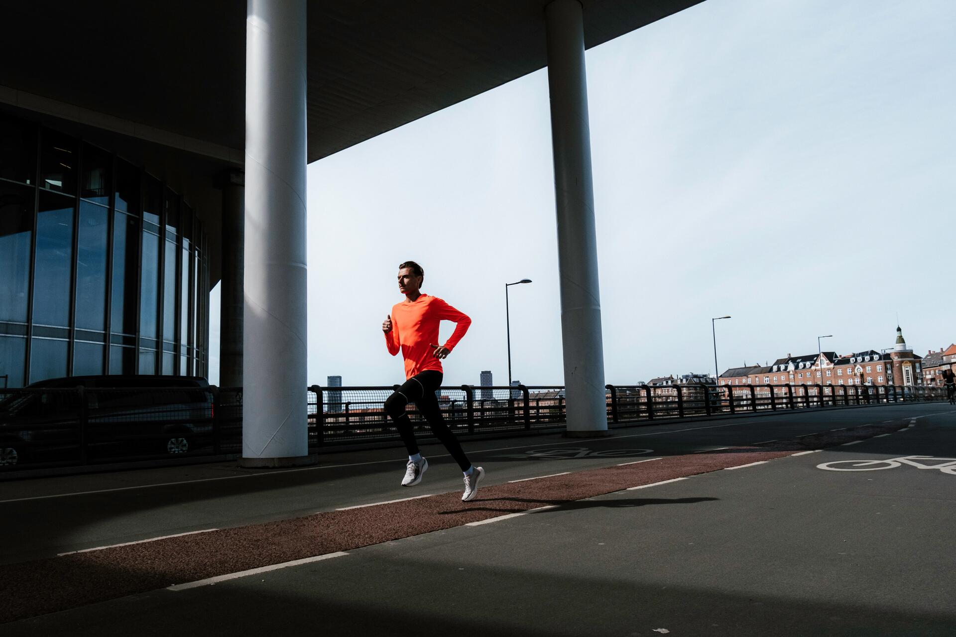 man aan het hardlopen in de stad