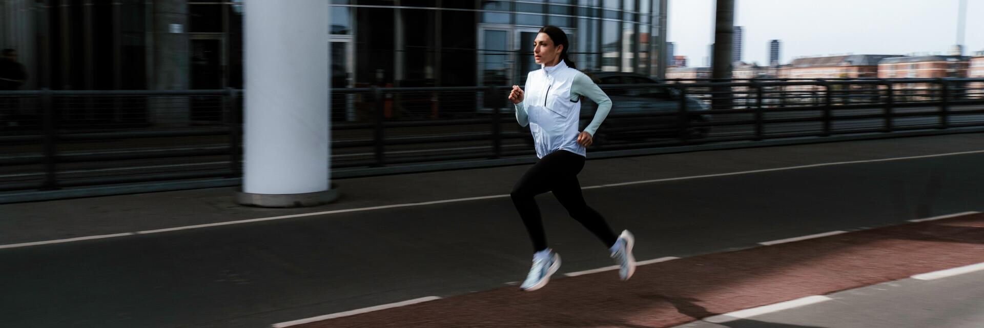 mujer haciendo running en la calle