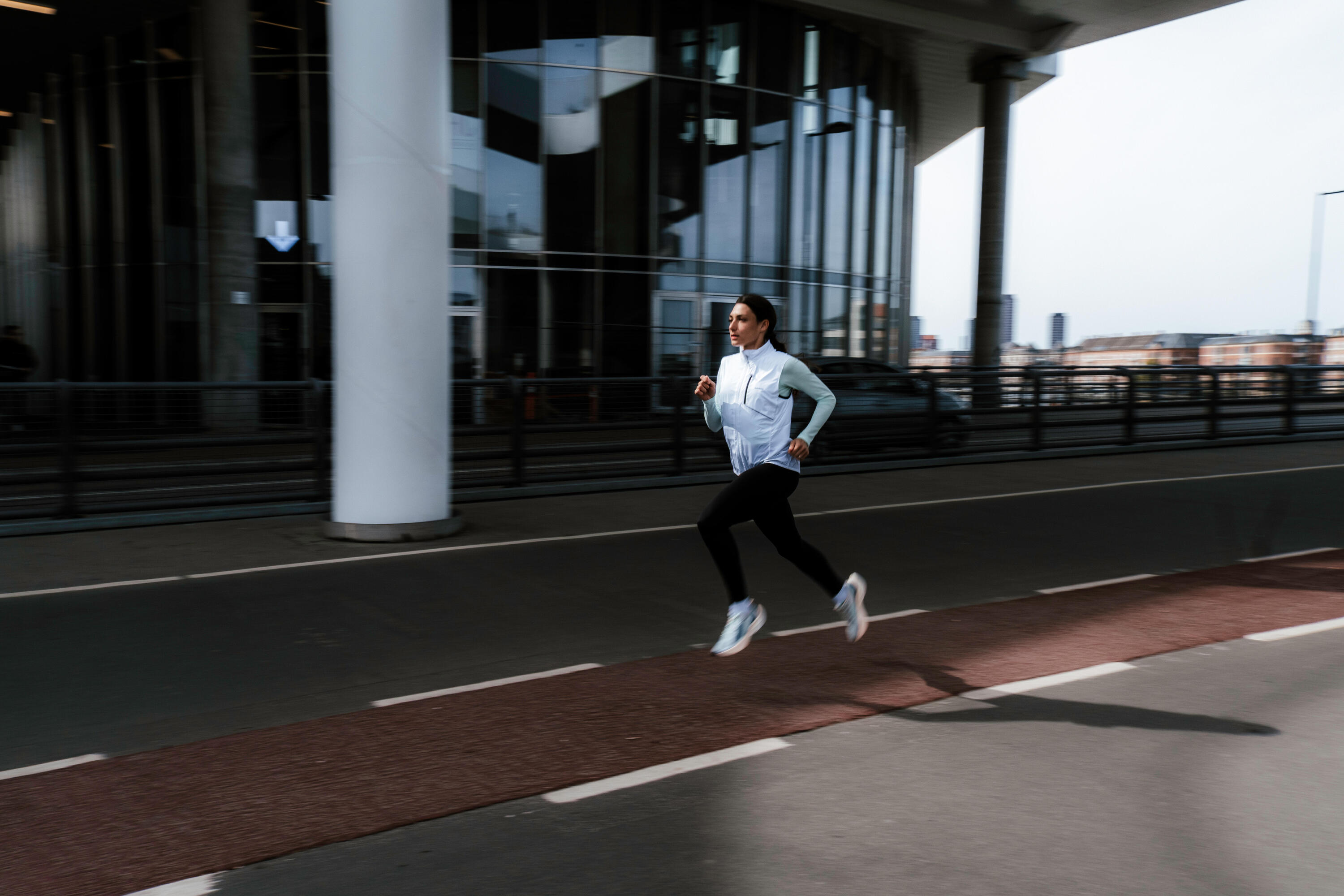 Winddichte, ärmellose Laufjacke für Damen, Kiprun Run wind 500 Weiss 10/10
