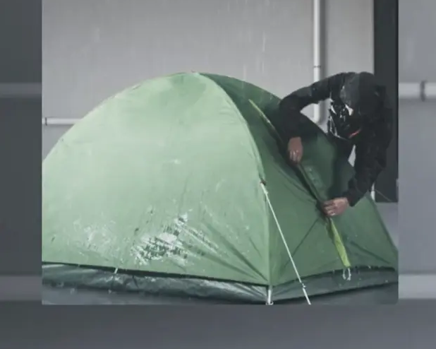 test de résistance à l'eau sur une botte