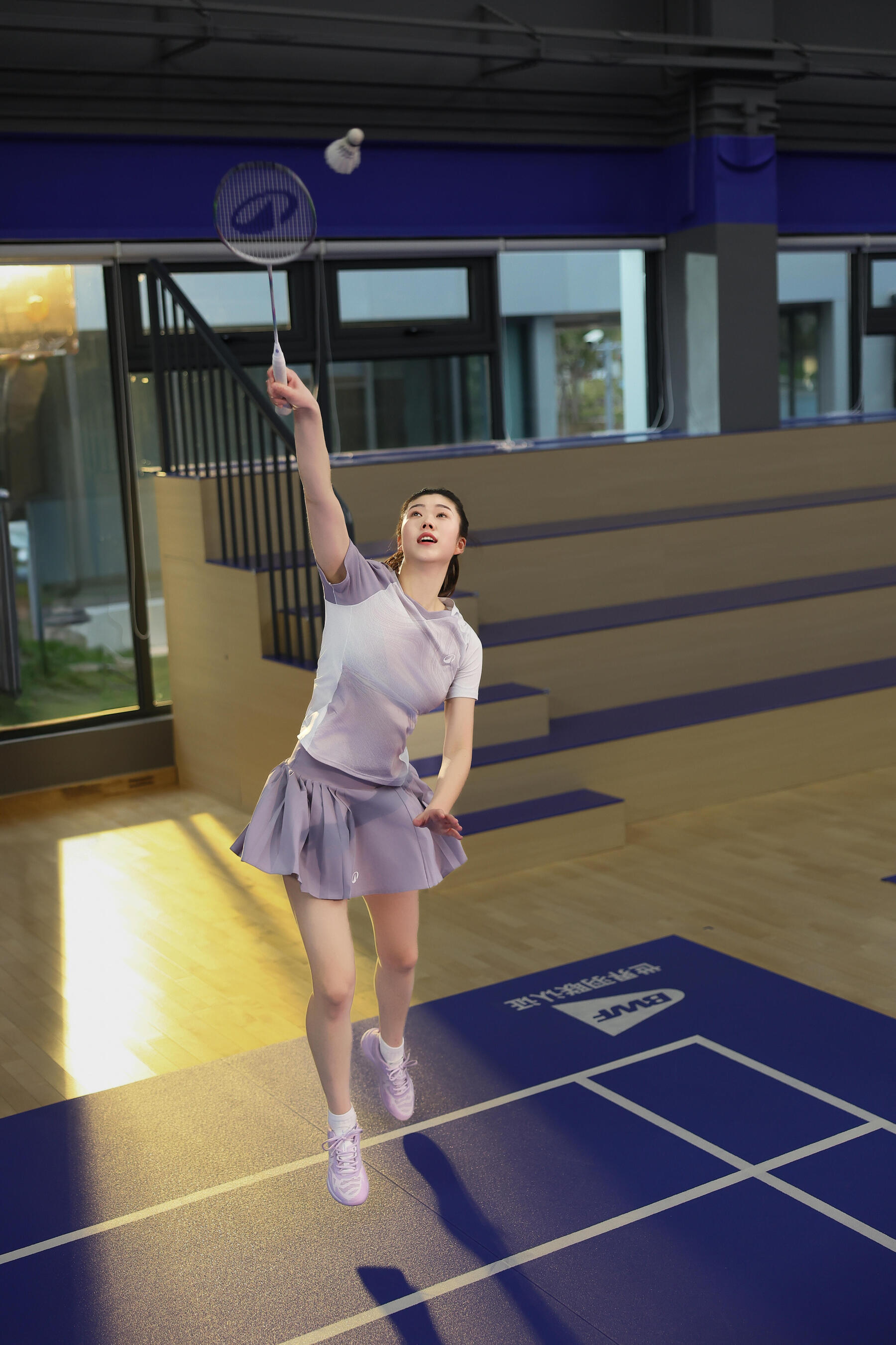 Eine Frau nimmt beim Badminton den Ball entgegenp2929049