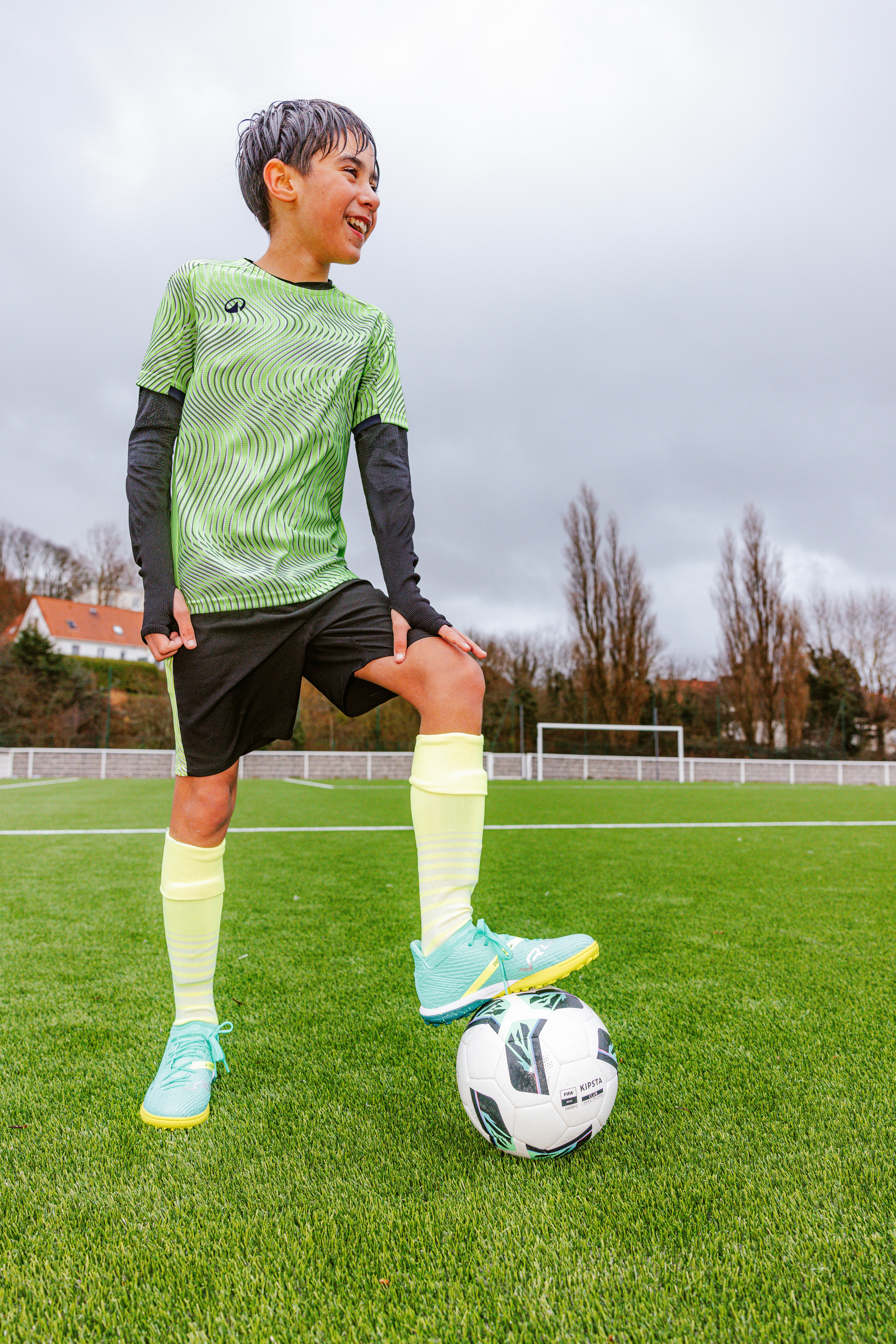 Kids' Lace-Up Soccer Cleats Viralto III Turf - Green - KIPSTA