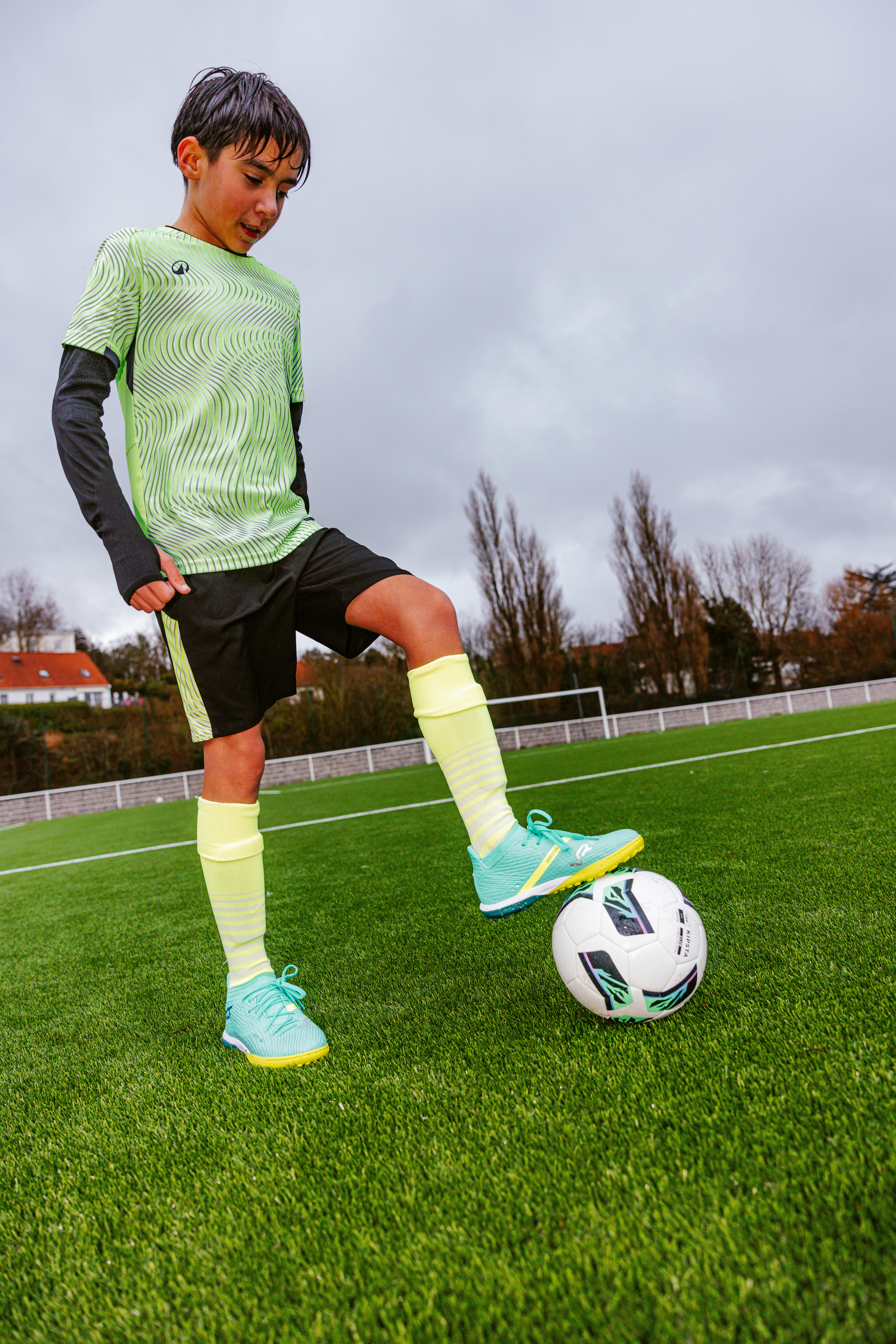 Kids' Lace-Up Soccer Cleats Viralto III Turf - Green - KIPSTA